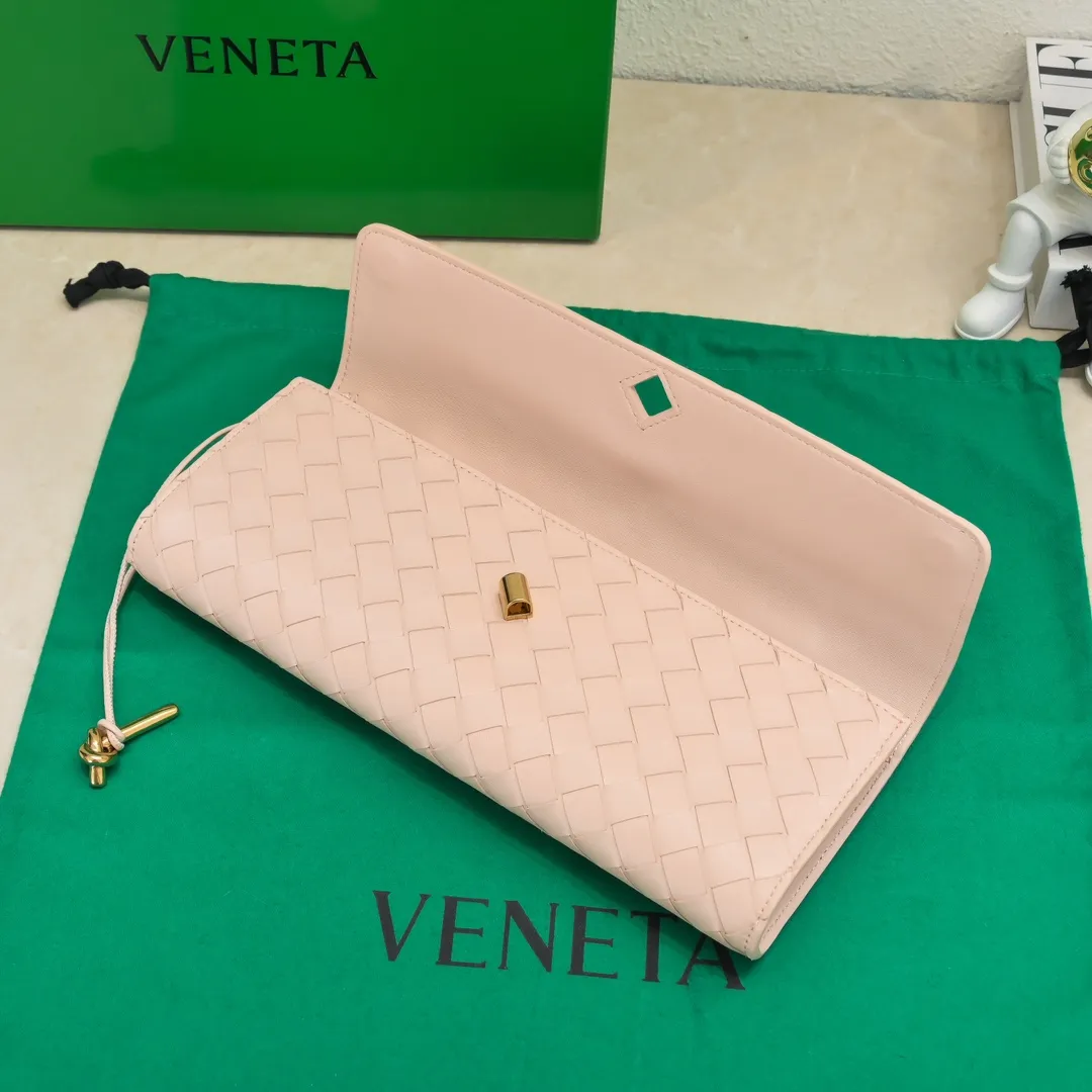 The batch of 1360 BV Andiamo evening handbags has been heavily planted again~ The designer aesthetics in the era of economic downturn are back. I fall in love with it at first sight and can't put it down. It's so beautiful and full of aura. The shape and texture are very competitive. It's light in weight and has sufficient capacity. It's a must-have for fashionistas. It's suitable for many occasions, minimalist, high-end and light luxury. Model No.: 741511 Size: 31*13*3cm